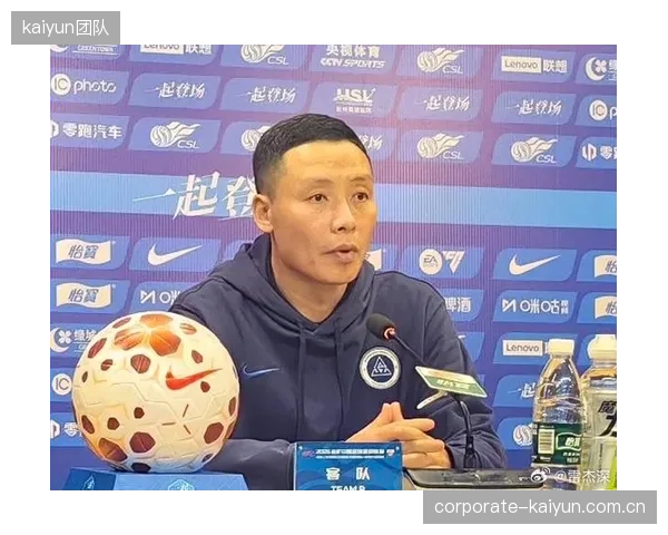 新鹏城管理层动荡，主教练陈涛的战术权威在与体育总监丹尼尔的博弈中落败。